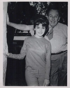 Walt Disney posa con stella Annette Funicello foto 8x10 pollici - Foto 1 di 1