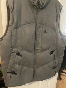 Herren Nike ACG Daunen, grau durchgehender Reißverschluss gefütterte Weste Kunst-Wildleder - Bild 1 von 3