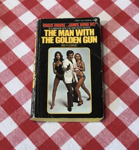 JAMES BOND 007: THE MAN WITH THE GOLDEN GUN-IAN FLEMING 1st printing Signet 1966 - Picture 1 of 6