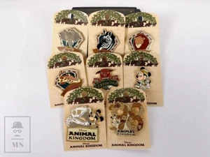 Set of 8 Original 1998 Disney Animal Kingdom Pins w/ Textured Retro Card Support - Foto 1 di 16