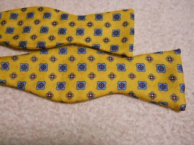 Pajarita geométrica ajustable toda seda amarilla y azul Bruno Piattelli como nueva Foto 1 de 4