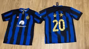 INTER FC REPLICA PERSONALIZATA CON GRAFICA DEL 20° SCUDETTO PROD. UFFICIALE - Foto 1 di 2