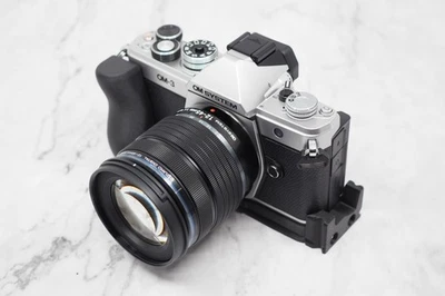 OM Systems OM-3 Fibra de Carbono L Grip Arca Swiss Airtag (SOLO AGARRE) Foto 1 de 4