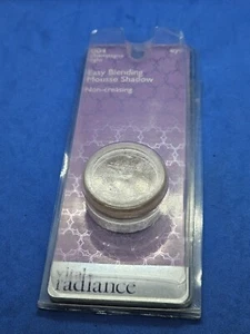 Vital Radiance by Revlon Easy Blending Mousse Shadow 004 CHAMPAGNE LIGHT - Picture 1 of 3