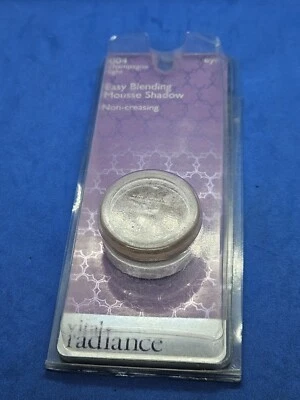 Vital Radiance by Revlon Easy Blending Mousse Shadow 004 CHAMPAGNE LIGHT - Image 1 of 3