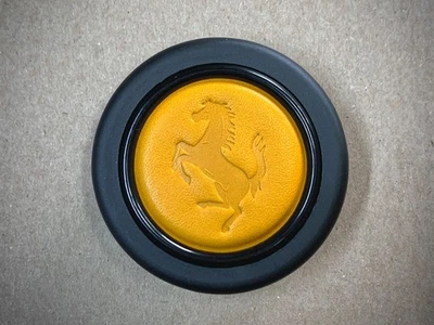 Leder Hupenknopf Leather Horn Button MOMO Ferrari 208 308 328 512 288 Mondial Foto 1 de 3