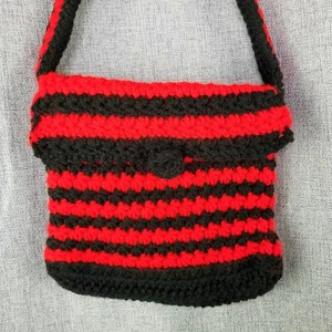 Bolso de Hombro Hecho a Mano Crochet Rojo Negro Cartera a Rayas con 2 Compartimentos 8x7.5 - Imagen 1 de 11