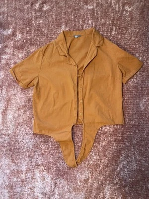 Top Charlotte Russe amarillo mostaza abotonada con cuello delantero Foto 1 de 3