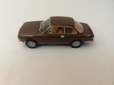 MACCHININA SOLIDO ALFA ROMEO GIULIA 1300 JUNIOR 1969 SCALA 1:43-V18 - Immagine 1 di 4