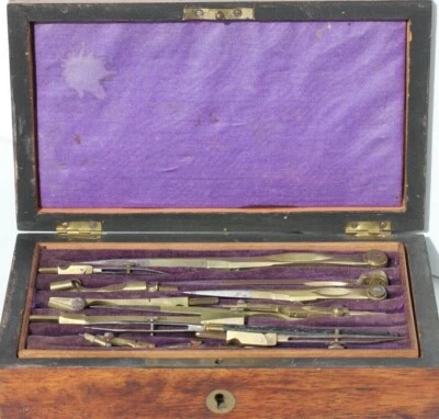 COFFRET ANCIEN EN ACAJOU - SET DE COMPAS EN LAITON ET ACIER - 12 pièces - Photo 1/4