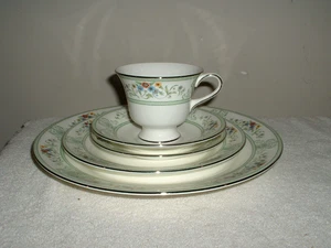 1 Wedgwood Agincourt 5 Piece Place Setting - Picture 1 of 3