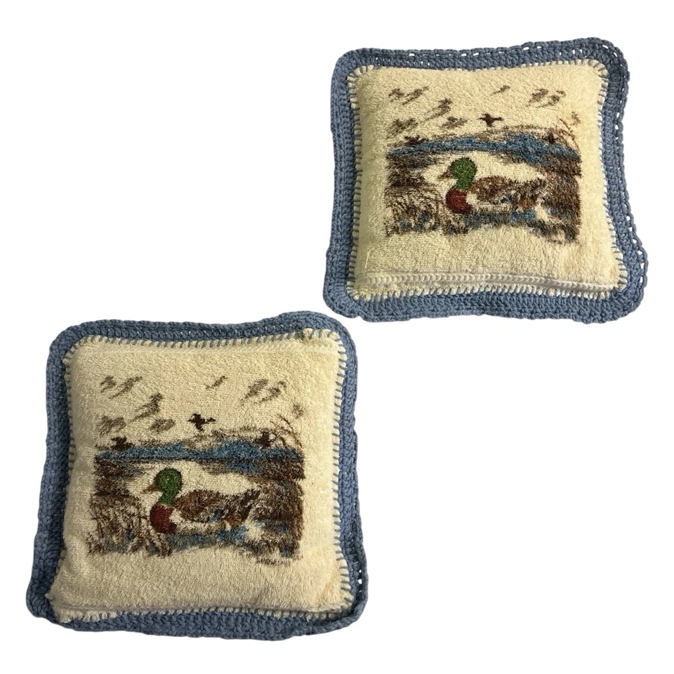 Juego de 2 almohadas hechas a mano con estampado de ganchillo de pato mallardo cabina exterior Foto 1 de 4