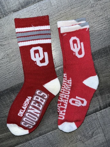 2 PAIR SET OKLAHOMA SOONERS NCAA COLLEGE TEAM LOGO KIDS YOUTH SOCKS Q Cover