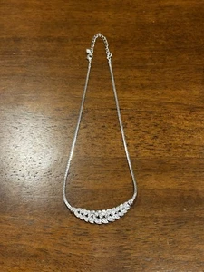 Vintage silberfarbene Blatt Halskette mit klaren Steinen - 18" verstellbare Kette - Bild 1 von 3