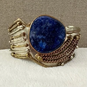 Brazalete de colección brutalista artesanal lapislázuli mezclado metales latón cobre - Imagen 1 de 8