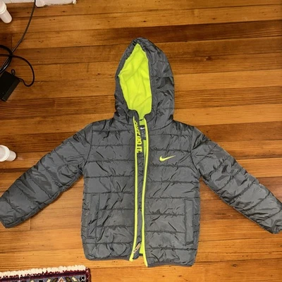 Chaqueta acolchada Nike con capucha negra/azul para niños talla pequeña 4-5 años Foto 1 de 2