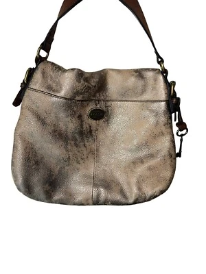 Bolso de hombro plegable de cuero marrón dorado metálico Fossil Foto 1 de 4