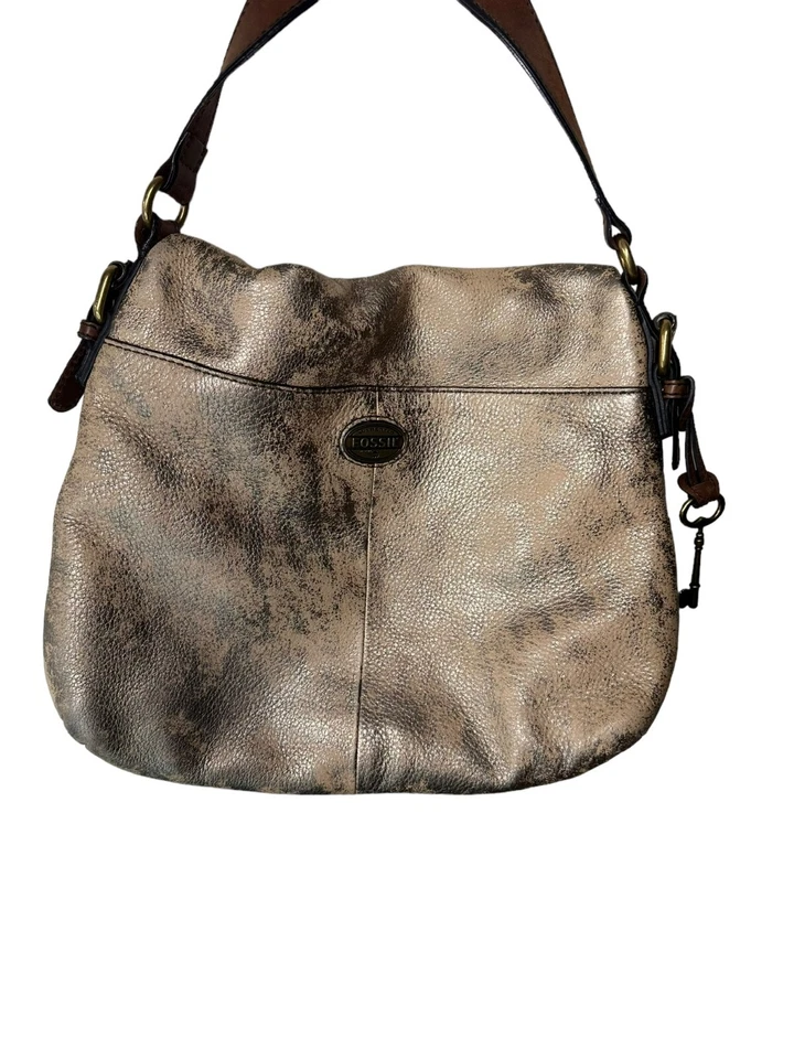 Bolso de hombro plegable de cuero marrón dorado metálico Fossil Foto 1 de 4