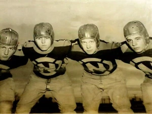 VINTAGE FOOTBALL PHOTO / SIGNED: RED ROGERS, CAPTAIN MEL McCLELLAND, PAT & ED - Picture 1 of 8