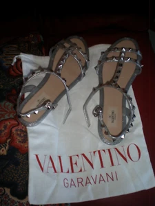 Sandalias planas Valentino Garavani Rockstud PVC Jalea Correa en T Enjauladas Talla 39 PLATEADAS - Imagen 1 de 6
