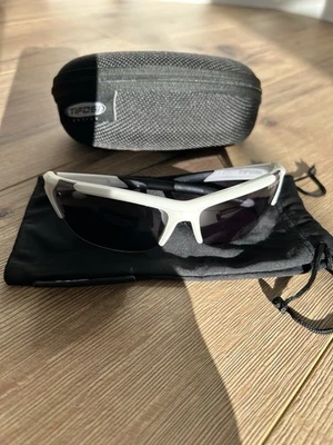 Tifosi Intense Cycling Glasses w/clear lenses white/black, nylon bag & hard case - Image 1 of 4