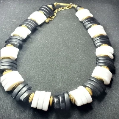 Collar Avon tono negro, blanco y dorado Foto 1 de 4