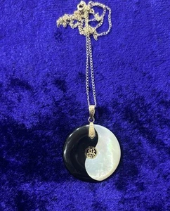 VTG 14K Yellow Gold Black Onyx & MOP Yin/ Yang Luck "Fu" Pendant and chain. 3.8g - Picture 1 of 2