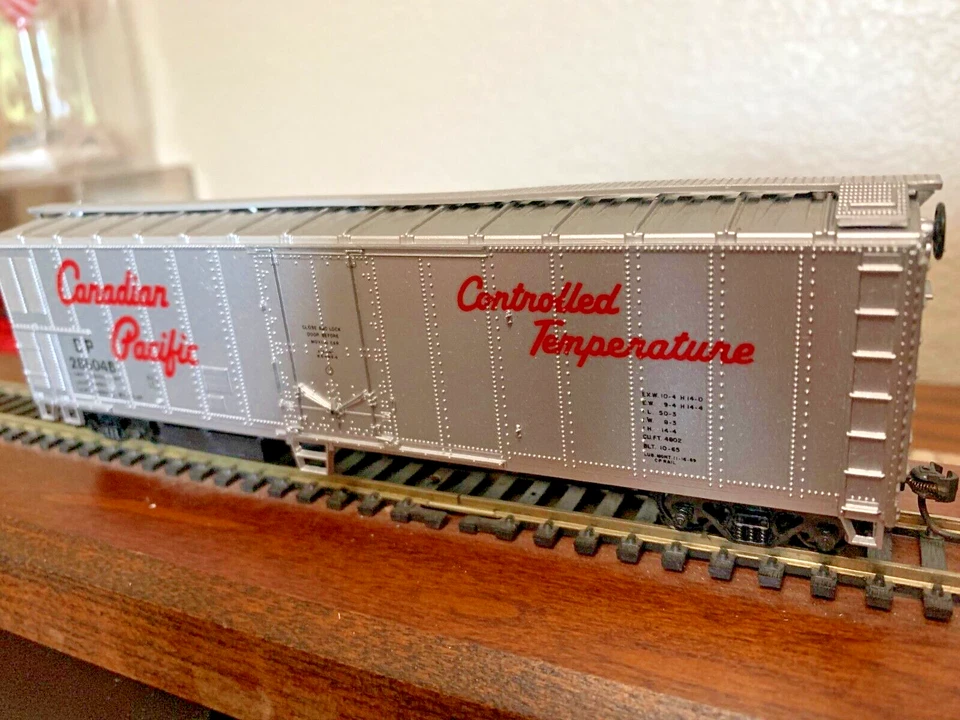 CANADIAN PACIFIC "RED SCRIPT" MECHANICAL REEFER - HO Scale-  NEW RTR DISPLAY - Image 1 of 4
