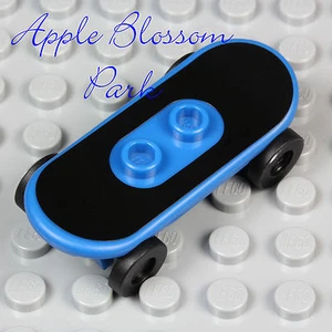 NUEVO Lego Minifigura AZUL SKATEBOARD Niño Niña Patineta con Calcomanía Lego Negra Pegatina - Imagen 1 de 1