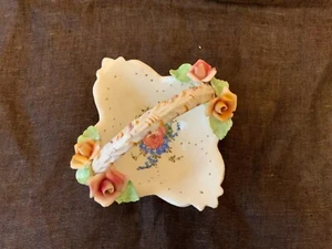 Italien Capodimonte Porzellan gelocht Blumen Rosen Korb Bonboniere Henkel - Bild 1 von 9