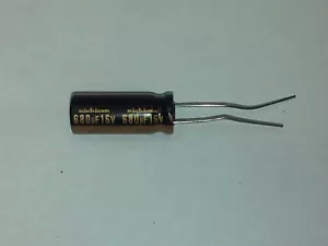 Condensador electrolítico de plomo radial Nichicon Gold 680 uF 16 voltios vendedor de EE. UU. - Imagen 1 de 2