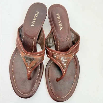 Sandalias Prada Vintage Cuero Marrón Triángulo Madera Logo Tanga Gatito Tacón EU 38 Foto 1 de 4