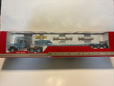 Camión First Gear Chicago Streets & Sanitation Mack Granite MP con remolque Lowboy Foto 1 de 4