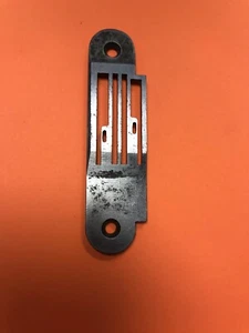 *NOS* 161101-1/2 THROAT PLATE FOR SINGER SEWING MACHINE *FREE SHIPPING* - Picture 1 of 5