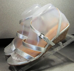 7841917 LSPSA30 WOMEN'S SHOE 7 M SILVER STRAP LEATHER SANDAL JOHNSTON MURPHY - Picture 1 of 5
