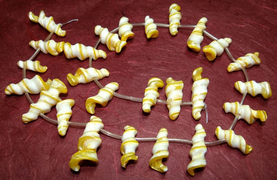 😏 Muschelperlen Spiralen weiß / gold-gelb ca. 16-28mm Muschel Perlen Strang 😉 - Bild 1 von 1