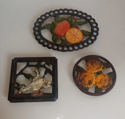 set 3 sottopentola in ghisa con bassorilievo smaltato vintage - Immagine 1 di 4