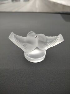 Lalique signed/engraved Frosted Kissing Dove art glass paperweight/ sculpture.