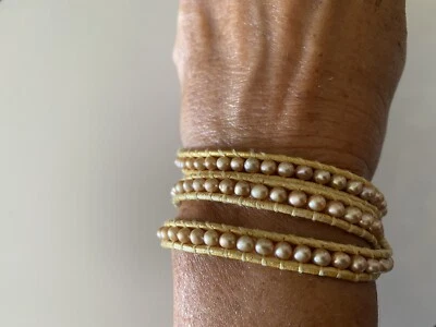 PULSERA TRENZADA DE PERLAS Y ORO CHAN LUU CON BROCHE DE BOTÓN OVALADO FIRMA ESTERLINA Foto 1 de 4