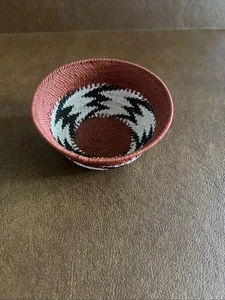 Cesta de alambre de teléfono tradicional africano zulú hecha a mano marrón crema cobre remolino - Imagen 1 de 4