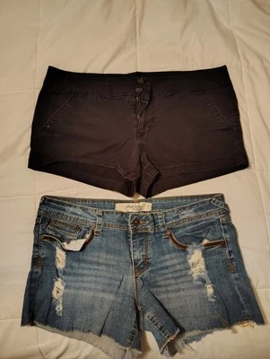 Dos pares de pantalones cortos de marca para mujer  Foto 1 de 4