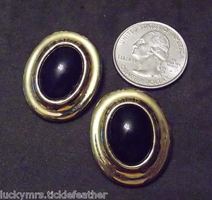 Vintage signierte LCi Liz Claiborne schwarz & goldfarbene ovale Omega Ohrclips - Bild 1 von 2