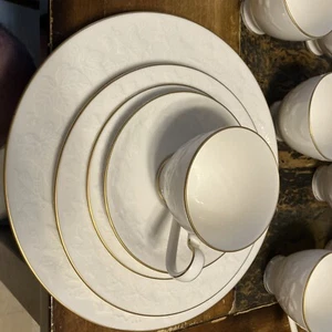 Noritake Halls of Ivy 7341 (Gold Trim) 5 Piece Place Setting Plates EUC - Picture 1 of 7