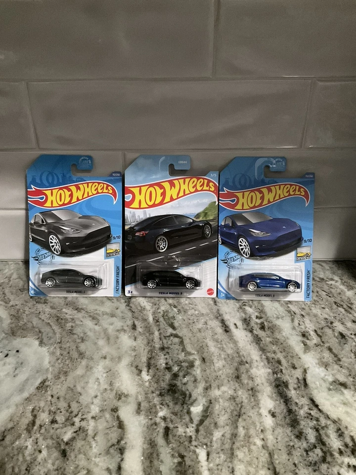 Lote Hot Wheels 2020 Tesla Model 3 plateado y azul + Walmart excl. Sedanes de lujo Foto 1 de 1