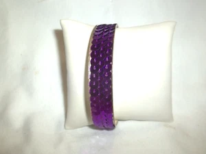 NUEVA PRECIOSA PULSERA BRAZALETE INDIVIDUAL MORADO PROFUNDO CON RIBETE TONO DORADO MUY NÍTIDA - Imagen 1 de 3