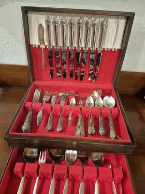 Cubiertos King Cedric plateados Oneida. Ocho ajustes de lugar de 7 piezas. Foto 1 de 4