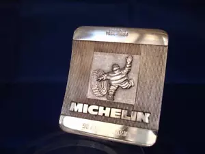 Aplique / placa Michelín. Metal níquel y cromo. 50 Aniversario España. Relieve - Imagen 1 de 4