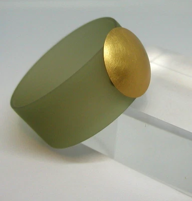 DESIGNER-ARMBAND VON PETRA MEIREN  KAUTSCHUK MIT SCHMUCKVERSCHLUSS VERGOLDET - Bild 1 von 4