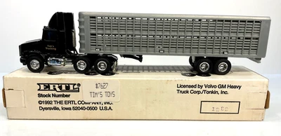 Tractor Tim’s Trucking WhiteGMC con remolque de ganado Ertl escala 1/64 Foto 1 de 4