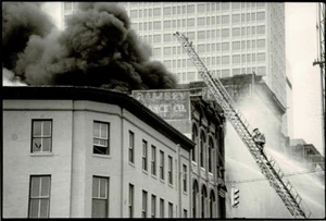 Bombero en escalera en edificio incendio Larry Bradley foto de prensa 9x6,5 - Imagen 1 de 2